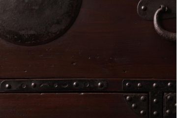 アンティーク家具　和製アンティーク　 脚付き　箪笥リメイク　金具が引き立つシンプルなデザインのリビングボード(アンティークチェスト、テレビ台)