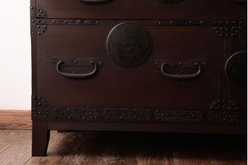 アンティーク家具　和製アンティーク　 脚付き　箪笥リメイク　金具が引き立つシンプルなデザインのリビングボード(アンティークチェスト、テレビ台)