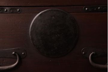 アンティーク家具　和製アンティーク　 脚付き　箪笥リメイク　金具が引き立つシンプルなデザインのリビングボード(アンティークチェスト、テレビ台)