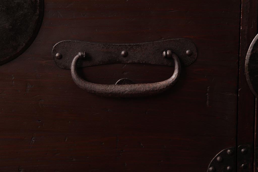 アンティーク家具　和製アンティーク　 脚付き　箪笥リメイク　金具が引き立つシンプルなデザインのリビングボード(アンティークチェスト、テレビ台)