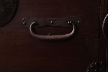 アンティーク家具　和製アンティーク　 脚付き　箪笥リメイク　金具が引き立つシンプルなデザインのリビングボード(アンティークチェスト、テレビ台)