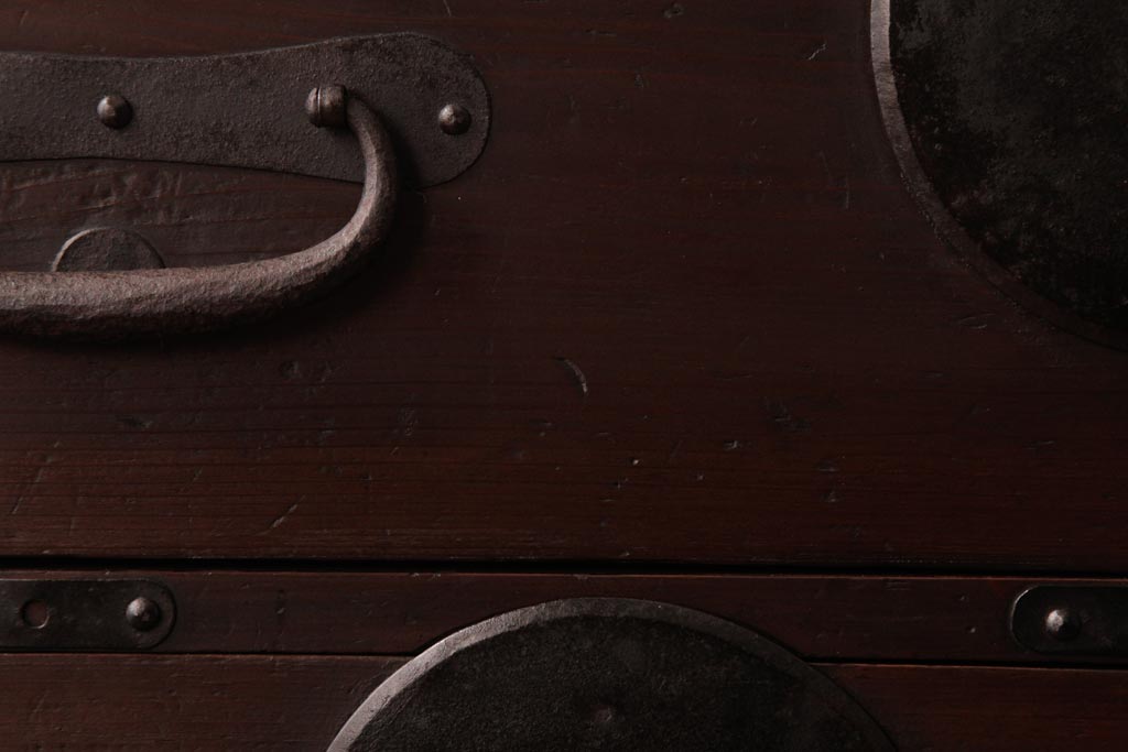 アンティーク家具　和製アンティーク　 脚付き　箪笥リメイク　金具が引き立つシンプルなデザインのリビングボード(アンティークチェスト、テレビ台)