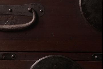 アンティーク家具　和製アンティーク　 脚付き　箪笥リメイク　金具が引き立つシンプルなデザインのリビングボード(アンティークチェスト、テレビ台)