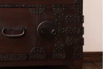 アンティーク家具　和製アンティーク　 脚付き　箪笥リメイク　金具が引き立つシンプルなデザインのリビングボード(アンティークチェスト、テレビ台)