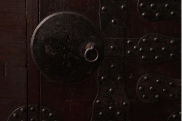 アンティーク家具　和製アンティーク　 脚付き　箪笥リメイク　金具が引き立つシンプルなデザインのリビングボード(アンティークチェスト、テレビ台)