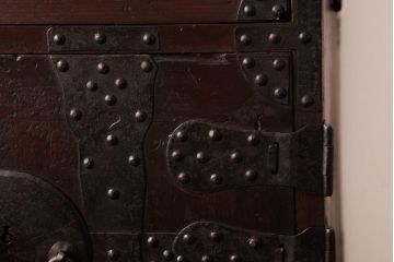 アンティーク家具　和製アンティーク　 脚付き　箪笥リメイク　金具が引き立つシンプルなデザインのリビングボード(アンティークチェスト、テレビ台)