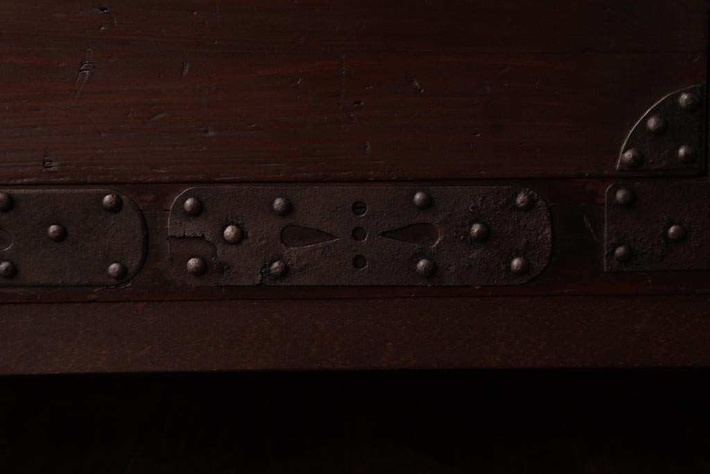 アンティーク家具　和製アンティーク　 脚付き　箪笥リメイク　金具が引き立つシンプルなデザインのリビングボード(アンティークチェスト、テレビ台)