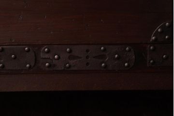 アンティーク家具　和製アンティーク　 脚付き　箪笥リメイク　金具が引き立つシンプルなデザインのリビングボード(アンティークチェスト、テレビ台)