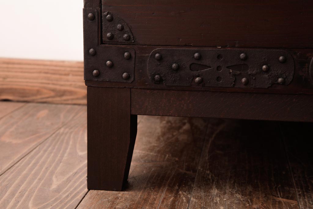 アンティーク家具　和製アンティーク　 脚付き　箪笥リメイク　金具が引き立つシンプルなデザインのリビングボード(アンティークチェスト、テレビ台)