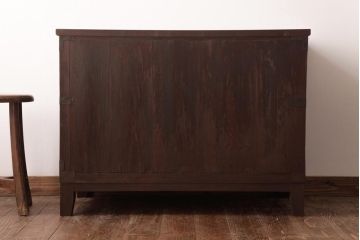 アンティーク家具　和製アンティーク　 脚付き　箪笥リメイク　金具が引き立つシンプルなデザインのリビングボード(アンティークチェスト、テレビ台)