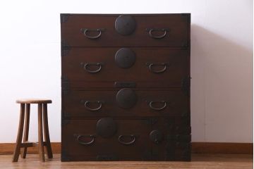 アンティーク家具　和製アンティーク　前面桂材　ぽってりとした厚みのある丸い金具が目を惹く重ね箪笥(衣装箪笥、時代箪笥)