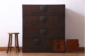 アンティーク家具　和製アンティーク　前面桂材　ぽってりとした厚みのある丸い金具が目を惹く重ね箪笥(衣装箪笥、時代箪笥)