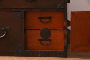 アンティーク家具　和製アンティーク　前面桂材　ぽってりとした厚みのある丸い金具が目を惹く重ね箪笥(衣装箪笥、時代箪笥)