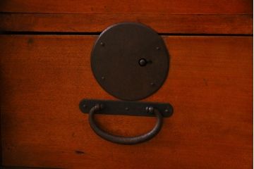 アンティーク家具　和製アンティーク　前面桂材　ぽってりとした厚みのある丸い金具が目を惹く重ね箪笥(衣装箪笥、時代箪笥)