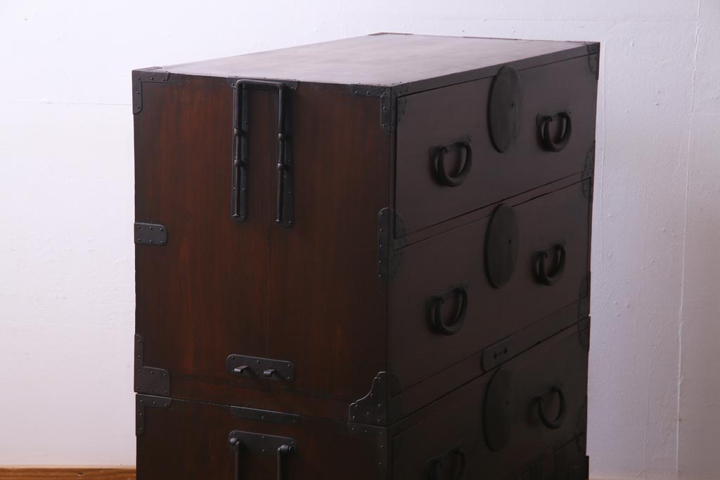 アンティーク家具　和製アンティーク　前面桂材　ぽってりとした厚みのある丸い金具が目を惹く重ね箪笥(衣装箪笥、時代箪笥)