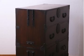 アンティーク家具　和製アンティーク　前面桂材　ぽってりとした厚みのある丸い金具が目を惹く重ね箪笥(衣装箪笥、時代箪笥)