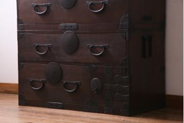 アンティーク家具　和製アンティーク　前面桂材　ぽってりとした厚みのある丸い金具が目を惹く重ね箪笥(衣装箪笥、時代箪笥)