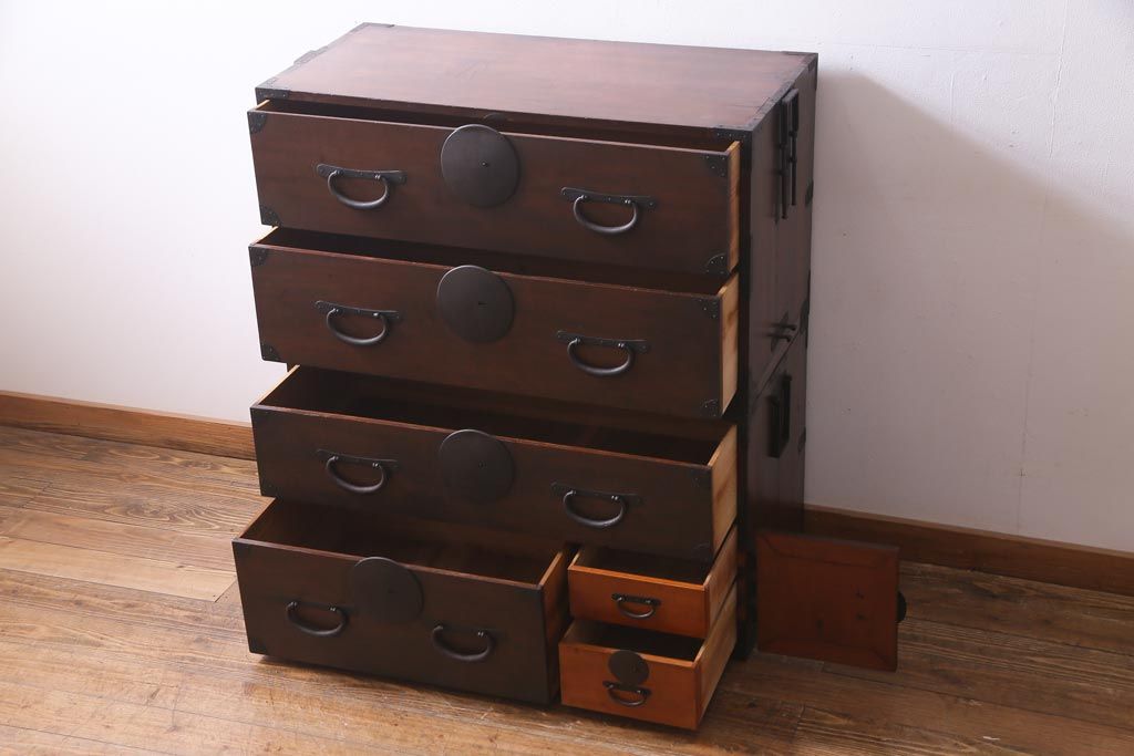 アンティーク家具　和製アンティーク　前面桂材　ぽってりとした厚みのある丸い金具が目を惹く重ね箪笥(衣装箪笥、時代箪笥)