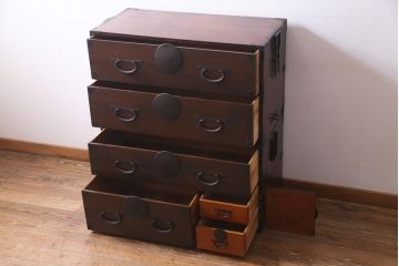 アンティーク家具　和製アンティーク　前面桂材　ぽってりとした厚みのある丸い金具が目を惹く重ね箪笥(衣装箪笥、時代箪笥)