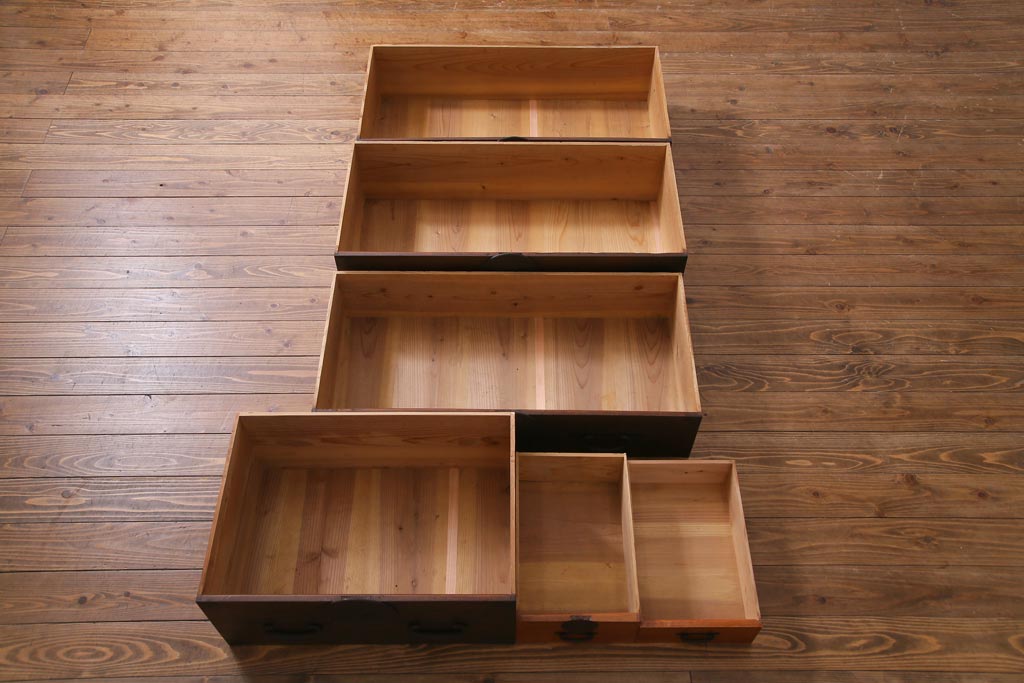 アンティーク家具　和製アンティーク　前面桂材　ぽってりとした厚みのある丸い金具が目を惹く重ね箪笥(衣装箪笥、時代箪笥)