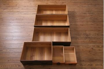 アンティーク家具　和製アンティーク　前面桂材　ぽってりとした厚みのある丸い金具が目を惹く重ね箪笥(衣装箪笥、時代箪笥)