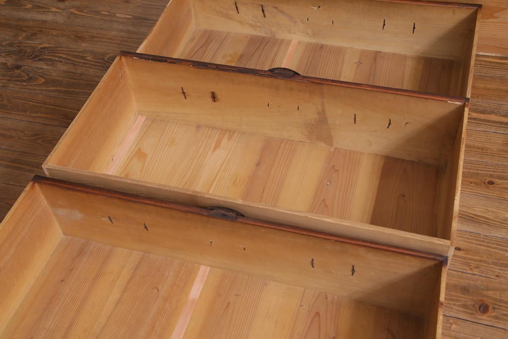 アンティーク家具　和製アンティーク　前面桂材　ぽってりとした厚みのある丸い金具が目を惹く重ね箪笥(衣装箪笥、時代箪笥)