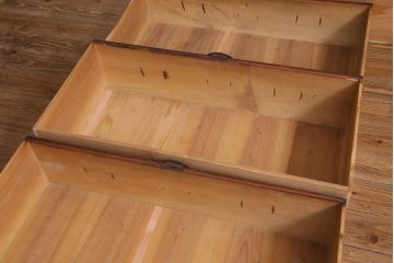 アンティーク家具　和製アンティーク　前面桂材　ぽってりとした厚みのある丸い金具が目を惹く重ね箪笥(衣装箪笥、時代箪笥)