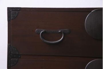 アンティーク家具　和製アンティーク　前面桂材　ぽってりとした厚みのある丸い金具が目を惹く重ね箪笥(衣装箪笥、時代箪笥)