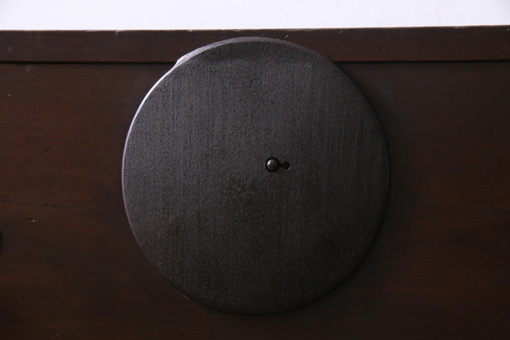 アンティーク家具　和製アンティーク　前面桂材　ぽってりとした厚みのある丸い金具が目を惹く重ね箪笥(衣装箪笥、時代箪笥)