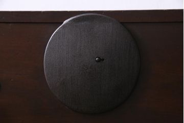 アンティーク家具　和製アンティーク　前面桂材　ぽってりとした厚みのある丸い金具が目を惹く重ね箪笥(衣装箪笥、時代箪笥)