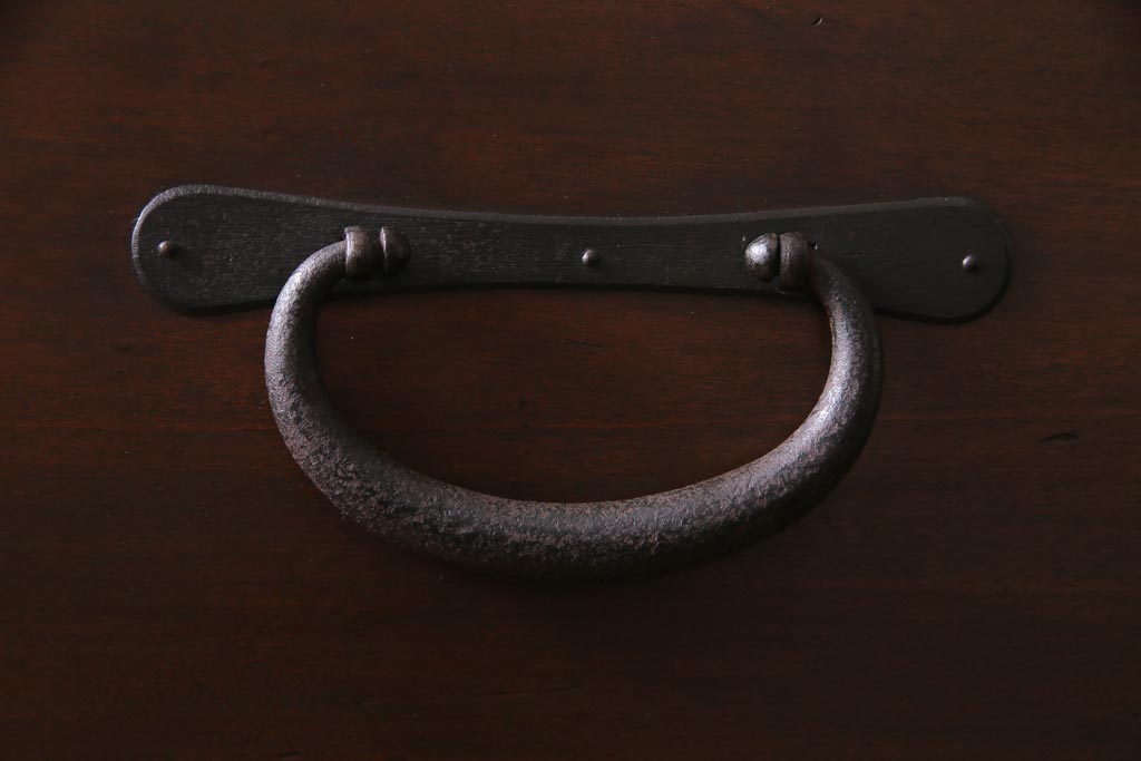 アンティーク家具　和製アンティーク　前面桂材　ぽってりとした厚みのある丸い金具が目を惹く重ね箪笥(衣装箪笥、時代箪笥)