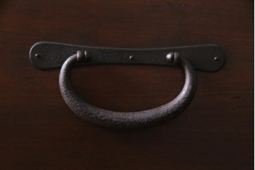 アンティーク家具　和製アンティーク　前面桂材　ぽってりとした厚みのある丸い金具が目を惹く重ね箪笥(衣装箪笥、時代箪笥)