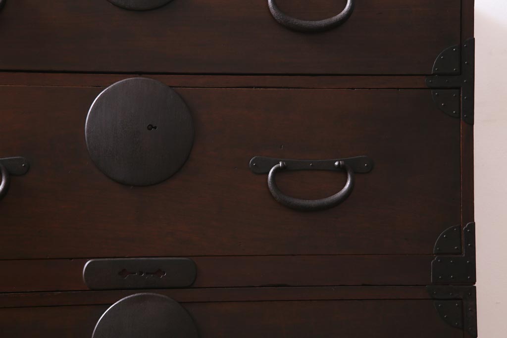 アンティーク家具　和製アンティーク　前面桂材　ぽってりとした厚みのある丸い金具が目を惹く重ね箪笥(衣装箪笥、時代箪笥)
