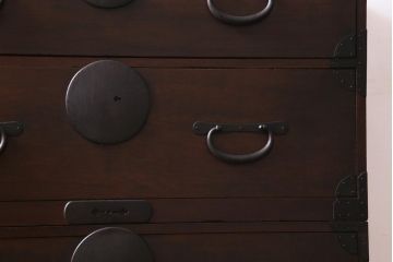 アンティーク家具　和製アンティーク　前面桂材　ぽってりとした厚みのある丸い金具が目を惹く重ね箪笥(衣装箪笥、時代箪笥)