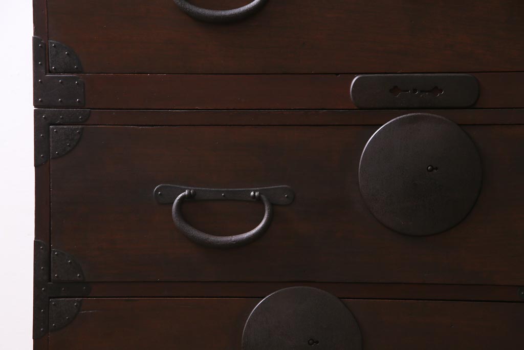 アンティーク家具　和製アンティーク　前面桂材　ぽってりとした厚みのある丸い金具が目を惹く重ね箪笥(衣装箪笥、時代箪笥)