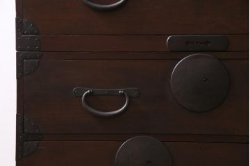 アンティーク家具　和製アンティーク　前面桂材　ぽってりとした厚みのある丸い金具が目を惹く重ね箪笥(衣装箪笥、時代箪笥)