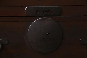 アンティーク家具　和製アンティーク　前面桂材　ぽってりとした厚みのある丸い金具が目を惹く重ね箪笥(衣装箪笥、時代箪笥)