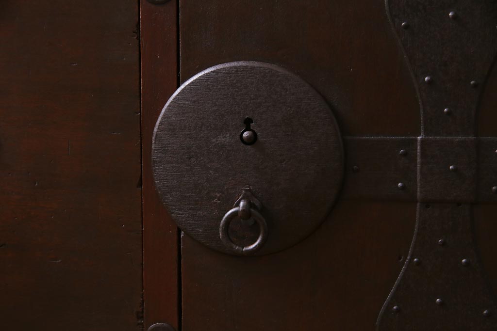 アンティーク家具　和製アンティーク　前面桂材　ぽってりとした厚みのある丸い金具が目を惹く重ね箪笥(衣装箪笥、時代箪笥)