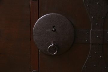 アンティーク家具　和製アンティーク　前面桂材　ぽってりとした厚みのある丸い金具が目を惹く重ね箪笥(衣装箪笥、時代箪笥)