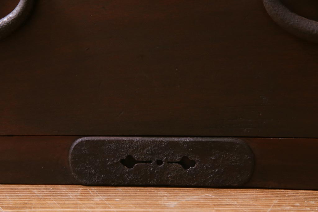 アンティーク家具　和製アンティーク　前面桂材　ぽってりとした厚みのある丸い金具が目を惹く重ね箪笥(衣装箪笥、時代箪笥)