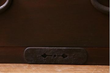 アンティーク家具　和製アンティーク　前面桂材　ぽってりとした厚みのある丸い金具が目を惹く重ね箪笥(衣装箪笥、時代箪笥)