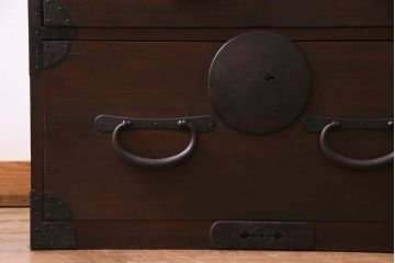 アンティーク家具　和製アンティーク　前面桂材　ぽってりとした厚みのある丸い金具が目を惹く重ね箪笥(衣装箪笥、時代箪笥)