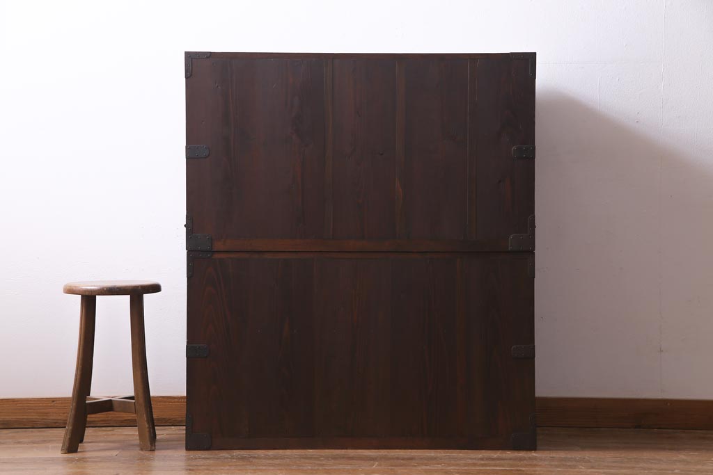 アンティーク家具　和製アンティーク　前面桂材　ぽってりとした厚みのある丸い金具が目を惹く重ね箪笥(衣装箪笥、時代箪笥)