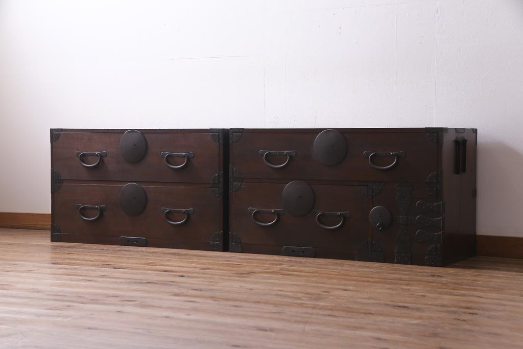 アンティーク家具　和製アンティーク　前面桂材　ぽってりとした厚みのある丸い金具が目を惹く重ね箪笥(衣装箪笥、時代箪笥)