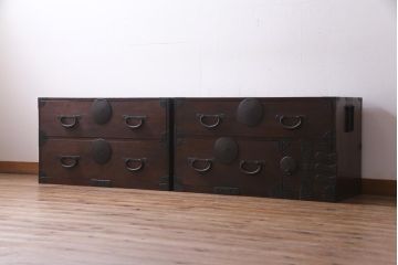 アンティーク家具　和製アンティーク　前面桂材　ぽってりとした厚みのある丸い金具が目を惹く重ね箪笥(衣装箪笥、時代箪笥)