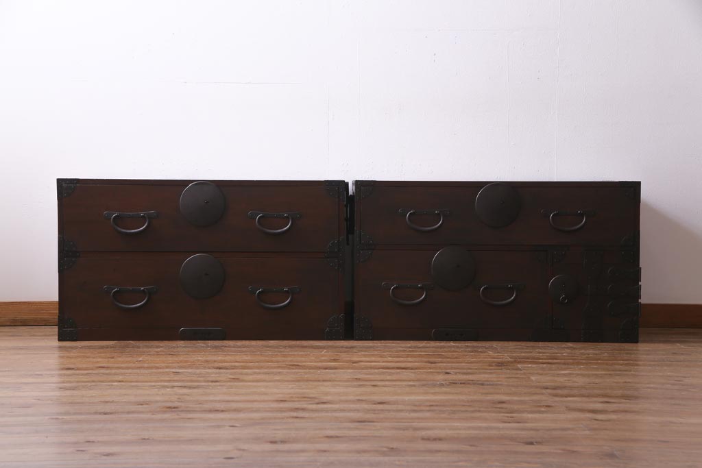 アンティーク家具　和製アンティーク　前面桂材　ぽってりとした厚みのある丸い金具が目を惹く重ね箪笥(衣装箪笥、時代箪笥)