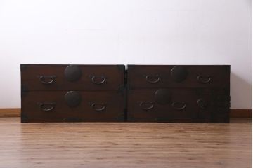 アンティーク家具　和製アンティーク　前面桂材　ぽってりとした厚みのある丸い金具が目を惹く重ね箪笥(衣装箪笥、時代箪笥)