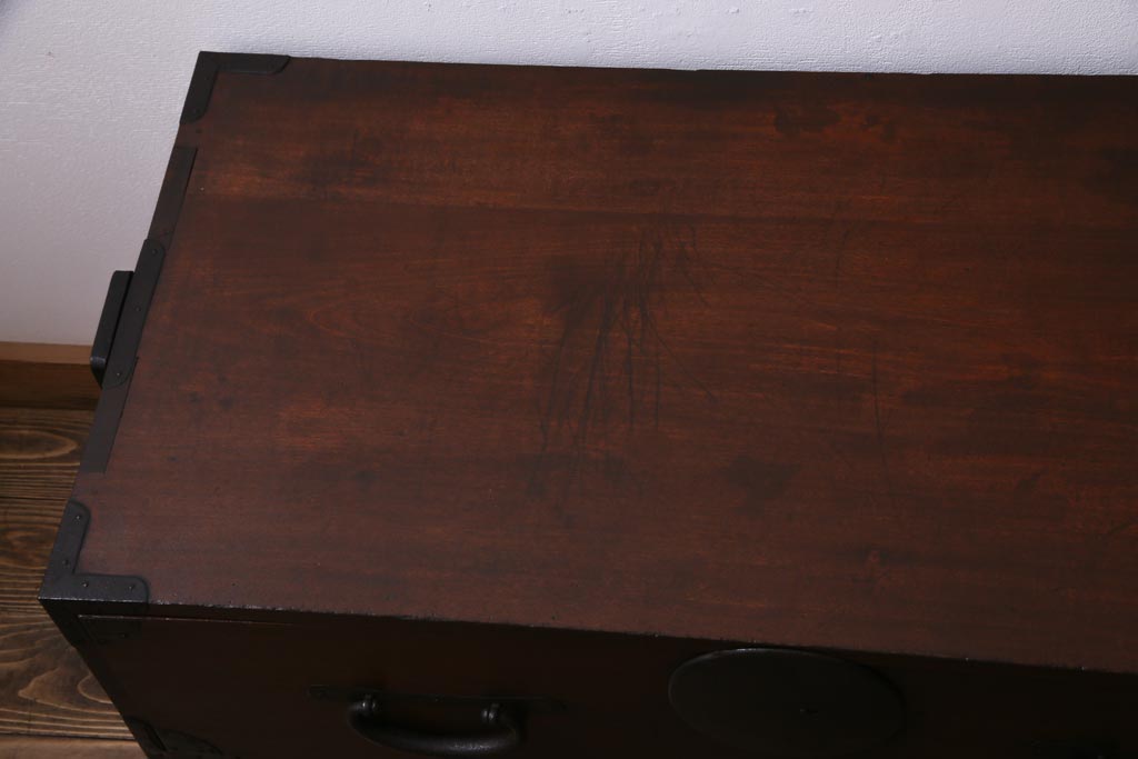 アンティーク家具　和製アンティーク　前面桂材　ぽってりとした厚みのある丸い金具が目を惹く重ね箪笥(衣装箪笥、時代箪笥)