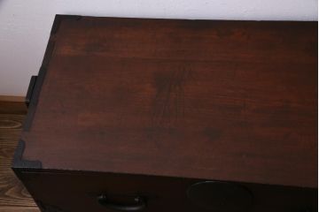 アンティーク家具　和製アンティーク　前面桂材　ぽってりとした厚みのある丸い金具が目を惹く重ね箪笥(衣装箪笥、時代箪笥)