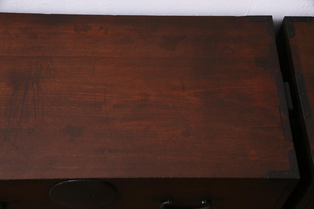 アンティーク家具　和製アンティーク　前面桂材　ぽってりとした厚みのある丸い金具が目を惹く重ね箪笥(衣装箪笥、時代箪笥)